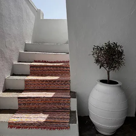 Semesterbostad Elia House Rustic Oasis