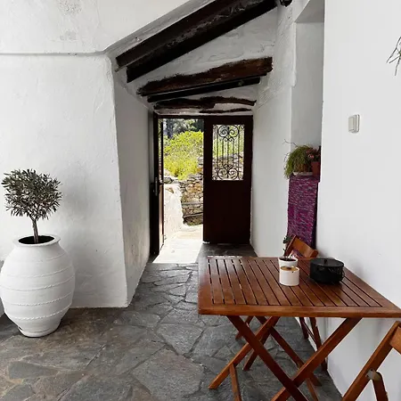 Semesterbostad Elia House Rustic Oasis